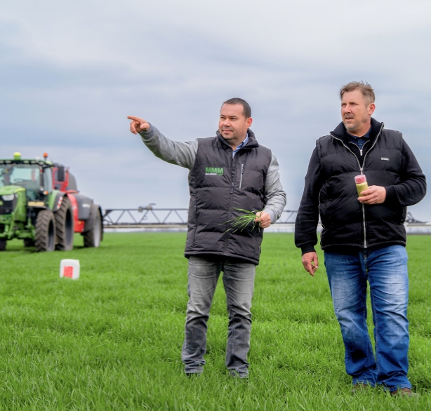 Malagrow szaktanácsadó munka közben a szántóföldön